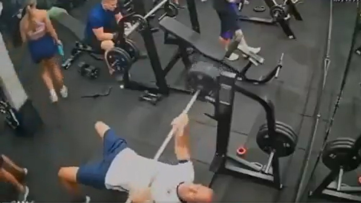  Hombre de 55 años murió tras accidente con barra de pesas en un gimnasio de...