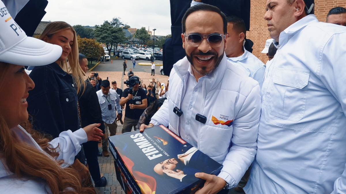 El ranking de los precandidatos que entregaron firmas en la Registraduría: Abelardo de la Espriella lo lidera con 5'049.855 y el último registró 240