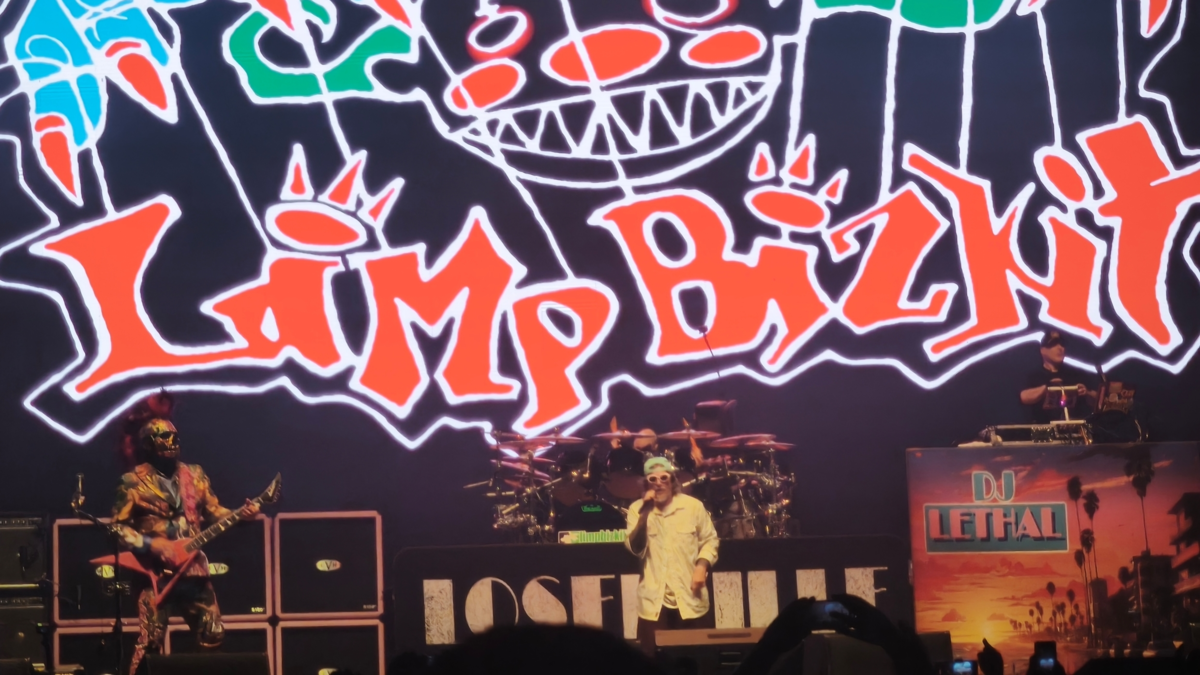 En un mar de gorras rojas, Limp Bizkit volvió a Bogotá con homenaje a Sam Rivers en el festival Loserville