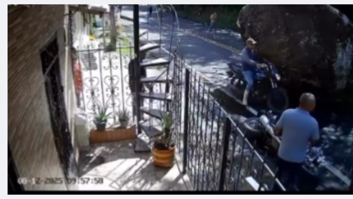 Videos | '¡Meteorito de Dabeiba!': Así se refieren moradores de zona de Antioquia a gigantesca roca que aplastó una moto, cerca de unas casas