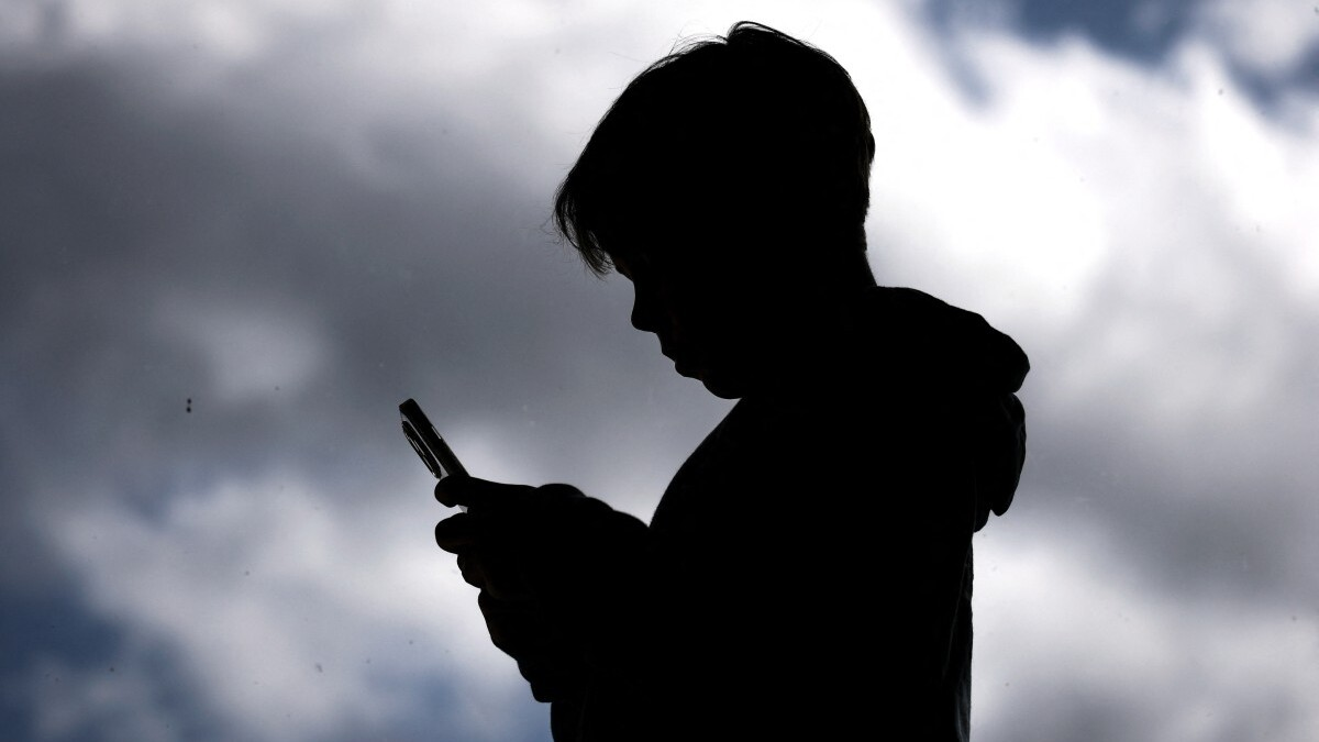 Francia impulsa un proyecto de ley para vetar las redes sociales a menores de 15 años y restringir el uso de celulares en escuelas