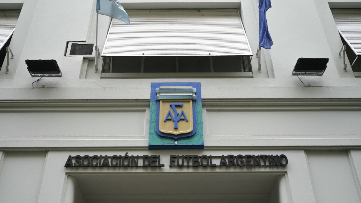 Selección Argentina y otros 12 clubes fueron allanados por la Policía debido a presuntos vínculos con una empresa investigada por lavado de dinero
