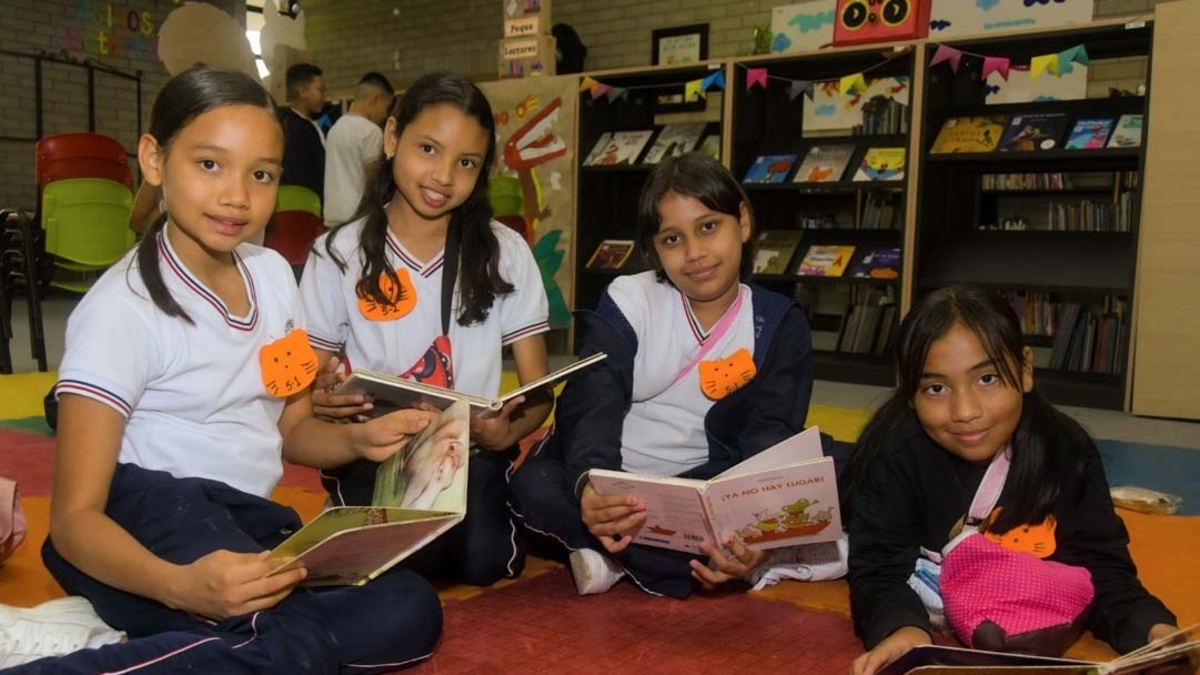 De estantes vacíos a mundos por descubrir: Medellín renueva sus bibliotecas escolares para construir una ciudad lectora desde las aulas