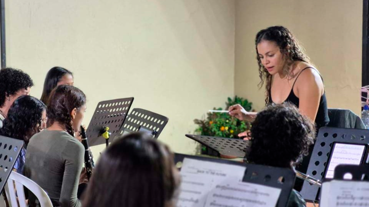 'Las mujeres vamos haciendo la diferencia': el poder transformador de la música en Medellín en manos de Gloria Valencia