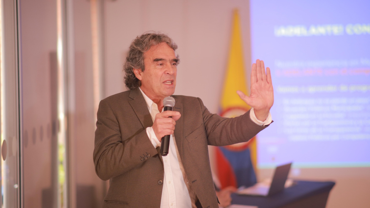 Sergio Fajardo rechaza convocatoria a una Constituyente y la califica como una 'trampa' del Gobierno