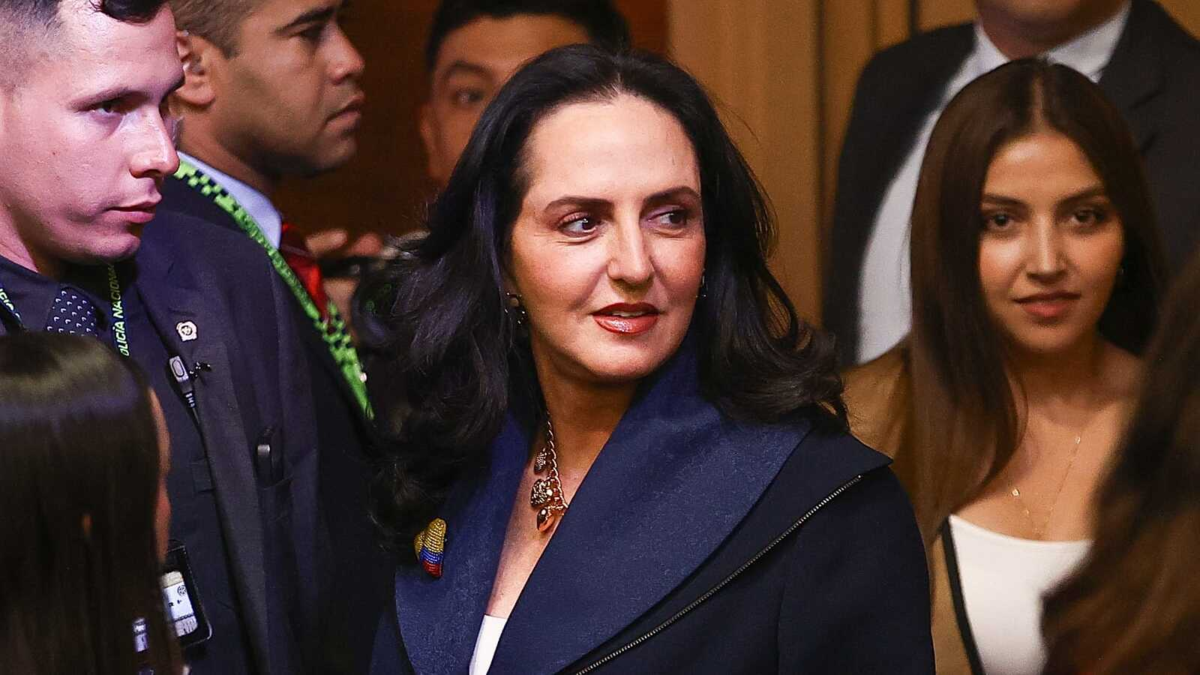 María Fernanda Cabal le responde al expresidente Gustavo Petro y le dice por qué no es él quien debe hacer la réplica de la oposición