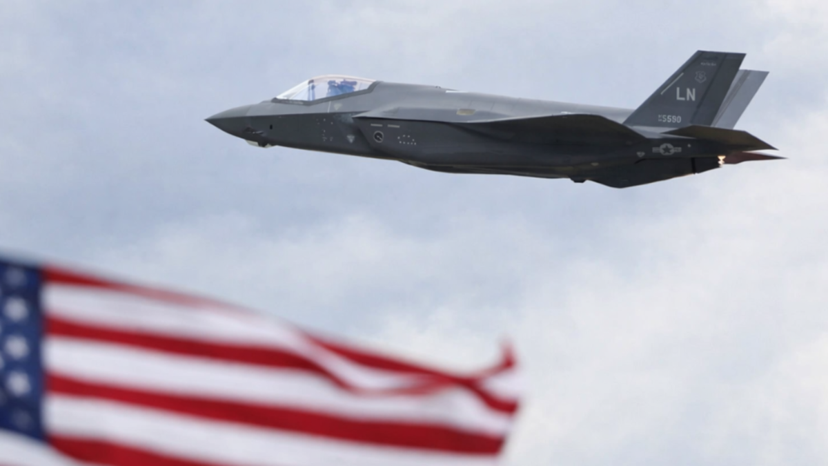 Estados Unidos traslada más de 10 aviones y helicópteros militares al Reino Unido en medio de tensiones diplomáticas, según periódico británico