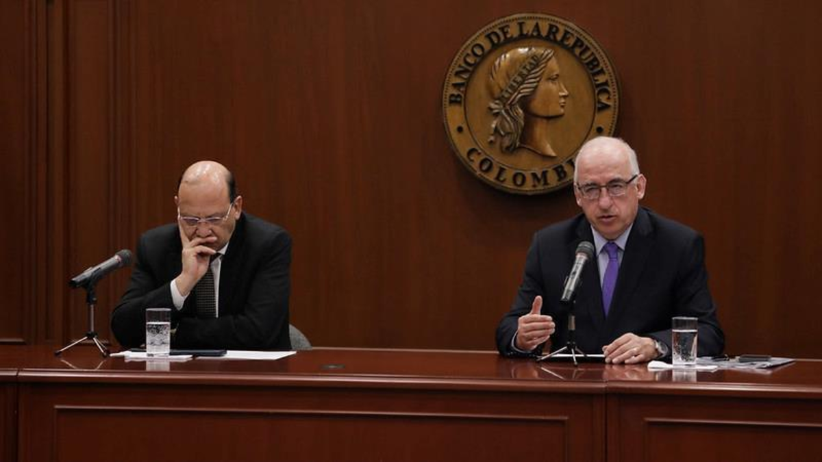 Exministros plantean hoja de ruta para salir de la crisis: piden ajuste fiscal y respeto al Banco de la República