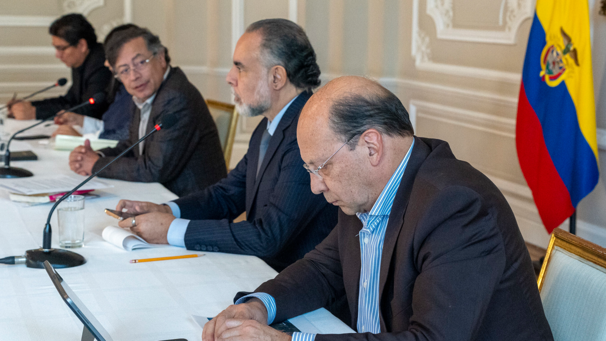 Congresistas y gremios piden a la Corte Constitucional 'frenar' el decreto de emergencia económica del gobierno de Gustavo Petro