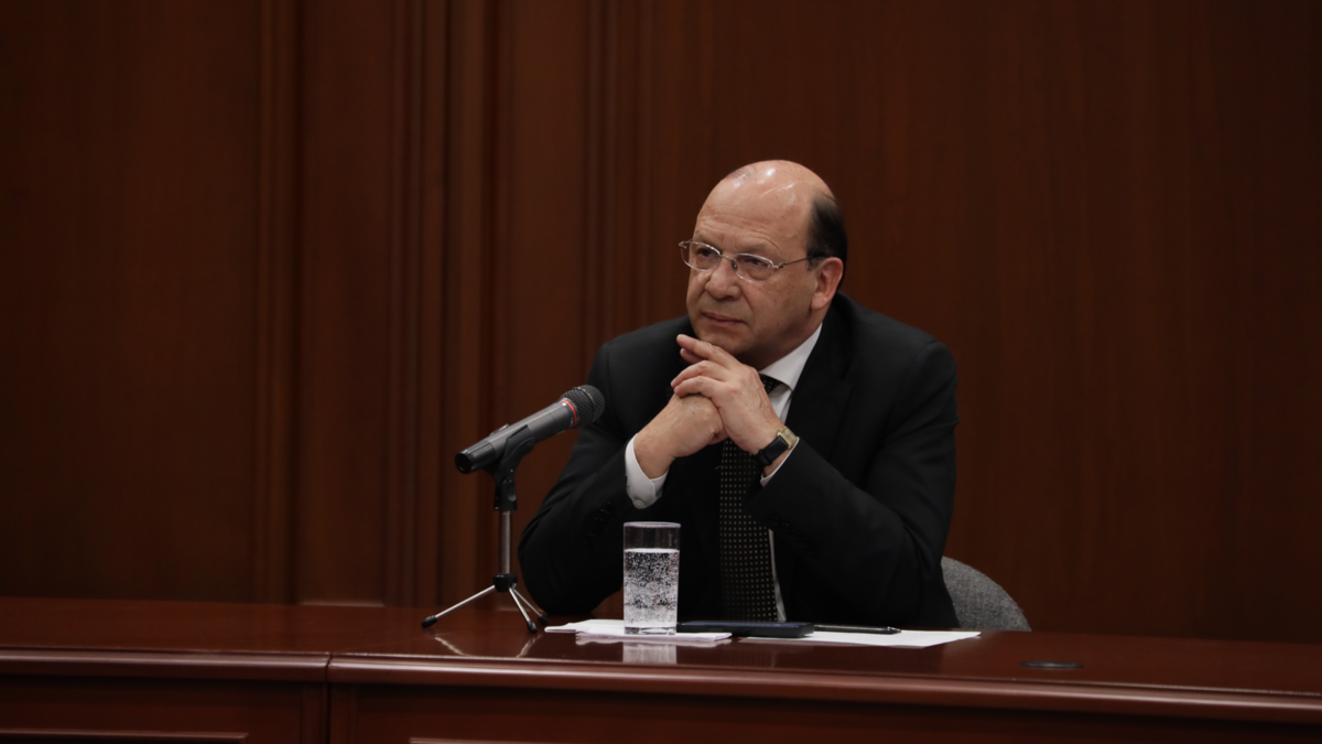 Ministro de Hacienda se sale de la reunión de la junta del Banco de la República y anticipa que las tasas de interés subirán al nivel de 11,25 %