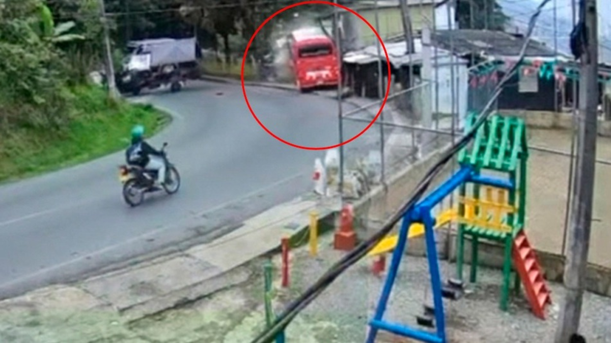 Video registra cómo bus con cerca de 25 pasajeros cae a un abismo en Medellín: autoridades intentan llegar a la zona para socorrer a los heridos