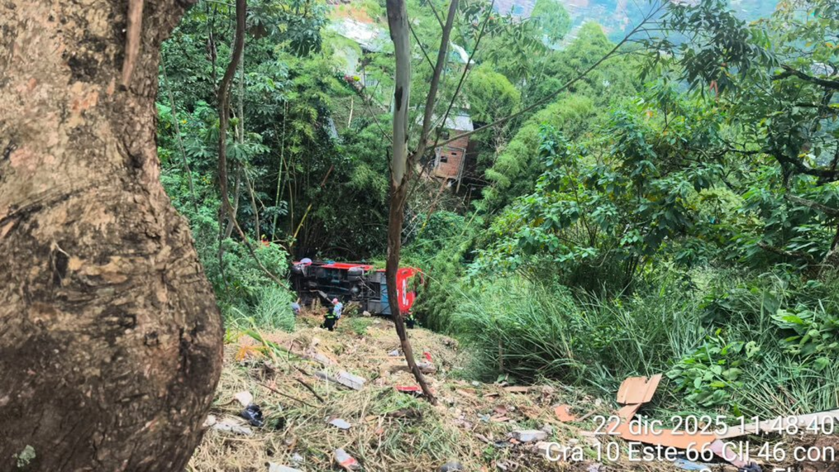 Videos | Alcalde de Medellín habló de grave accidente de bus que cayó a un abismo de 50 metros en vía Santa Elena: lo que se sabe de los heridos
