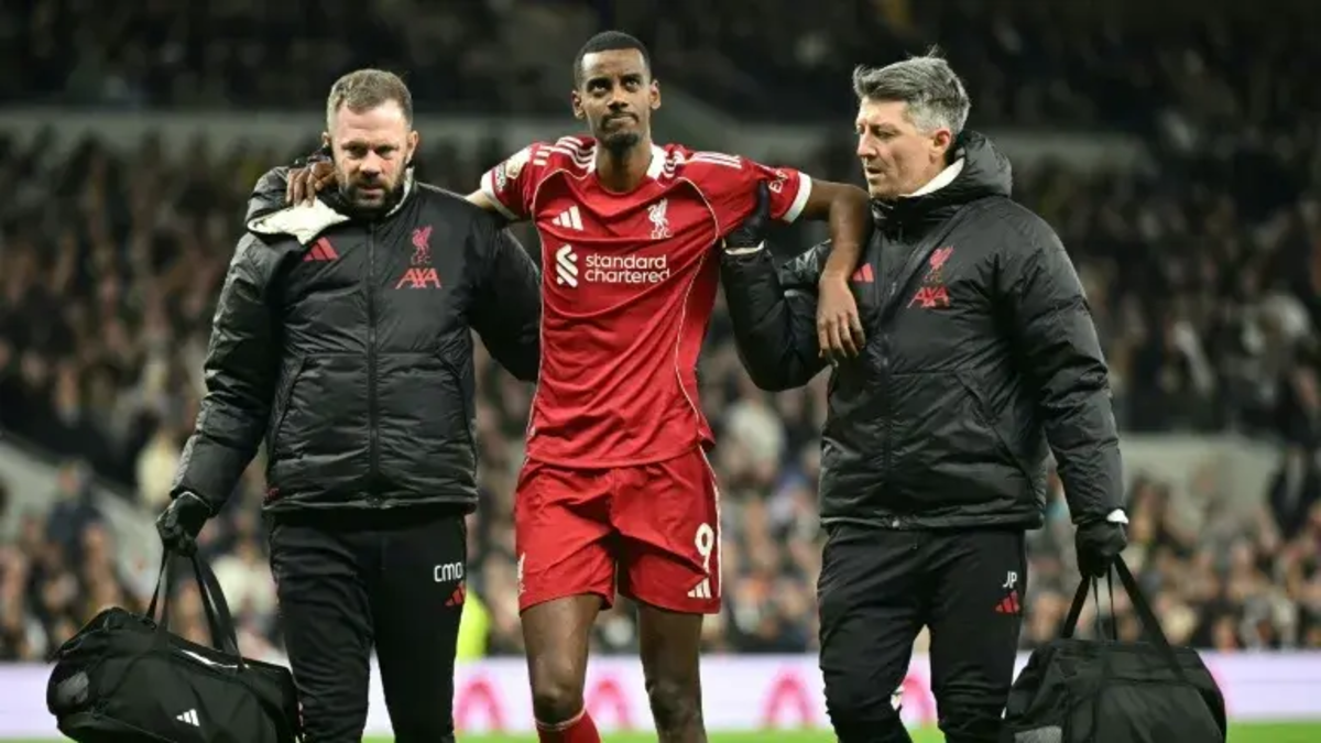 Pesadilla en el Liverpool: Alexander Isak, el fichaje más caro de la Premier League, fue operado tras dura lesión en el tobillo y el peroné