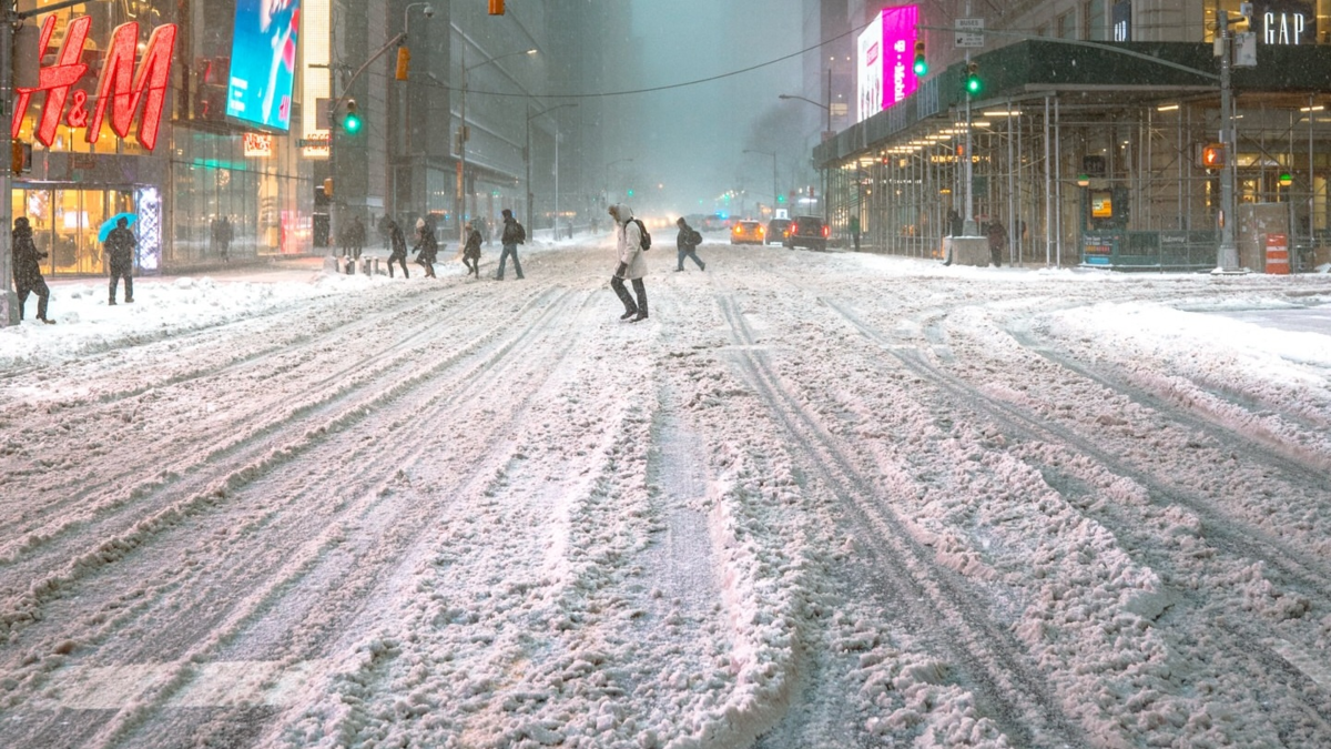 Caos aéreo en EE. UU.: más de 1.000 vuelos cancelados este viernes por una tormenta invernal que dejará 25 cm de nieve en Nueva York