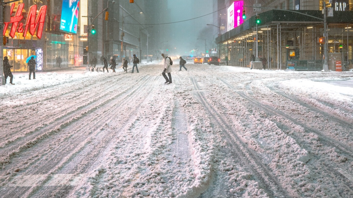 Caos aéreo en EE. UU.: más de 1.000 vuelos cancelados este viernes por una tormenta invernal que dejará 25 cm de nieve en Nueva York