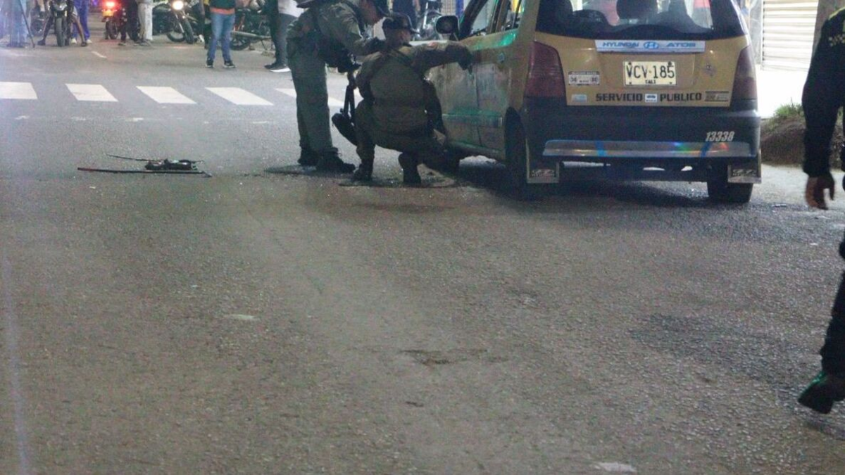 En imágenes | Así quedó la zona del atentado con granada contra una patrulla de la Policía en Cali: cuatro personas resultaron con afectaciones leves