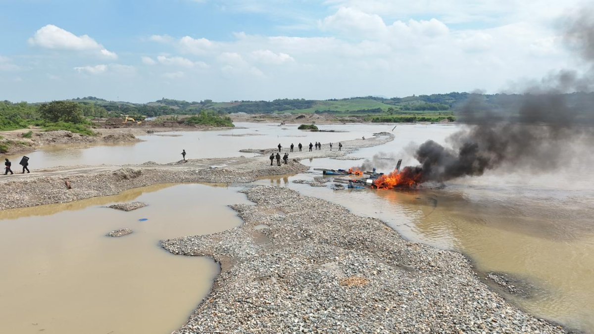 Reportan la destrucción de maquinaria usada para la extracción ilegal de oro en el río Cauca