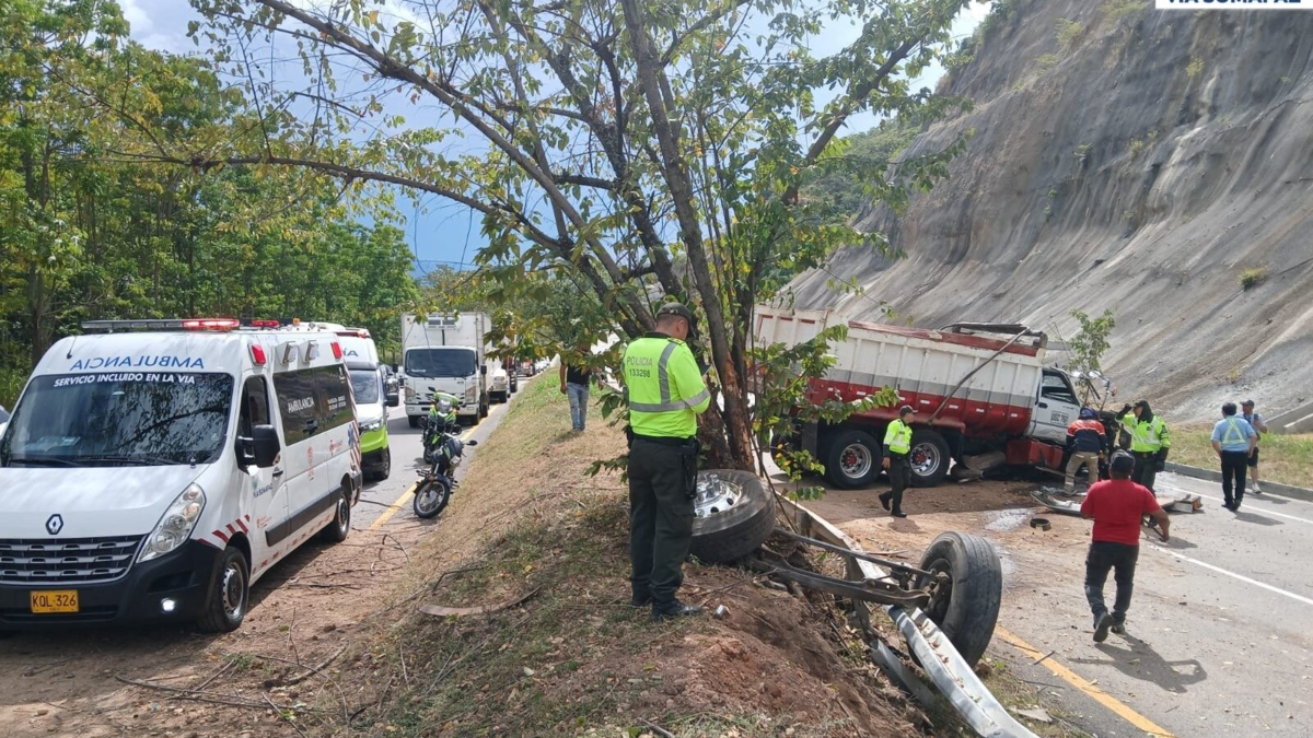 Reportan fuerte accidente de una volqueta en vía Bogotá-Girardot: vía fue bloqueada y el conductor resultó lesionado