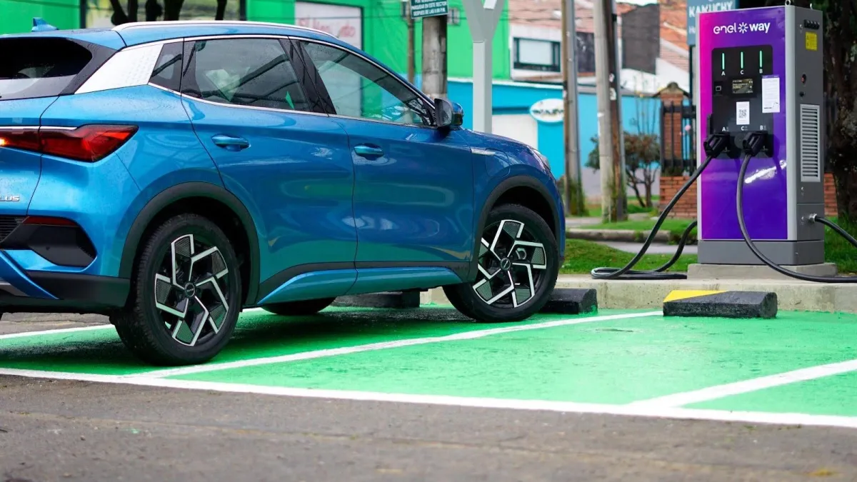 Vehículos eléctricos e híbridos ya representan la mitad del mercado automotor en Colombia, con un crecimiento de hasta el 176 %