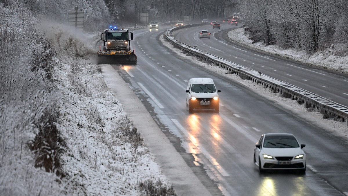 Cinco fallecidos en Francia por accidentes provocados por una intensa nevada, mientras Ámsterdam cancela el 50 % de sus vuelos por el clima