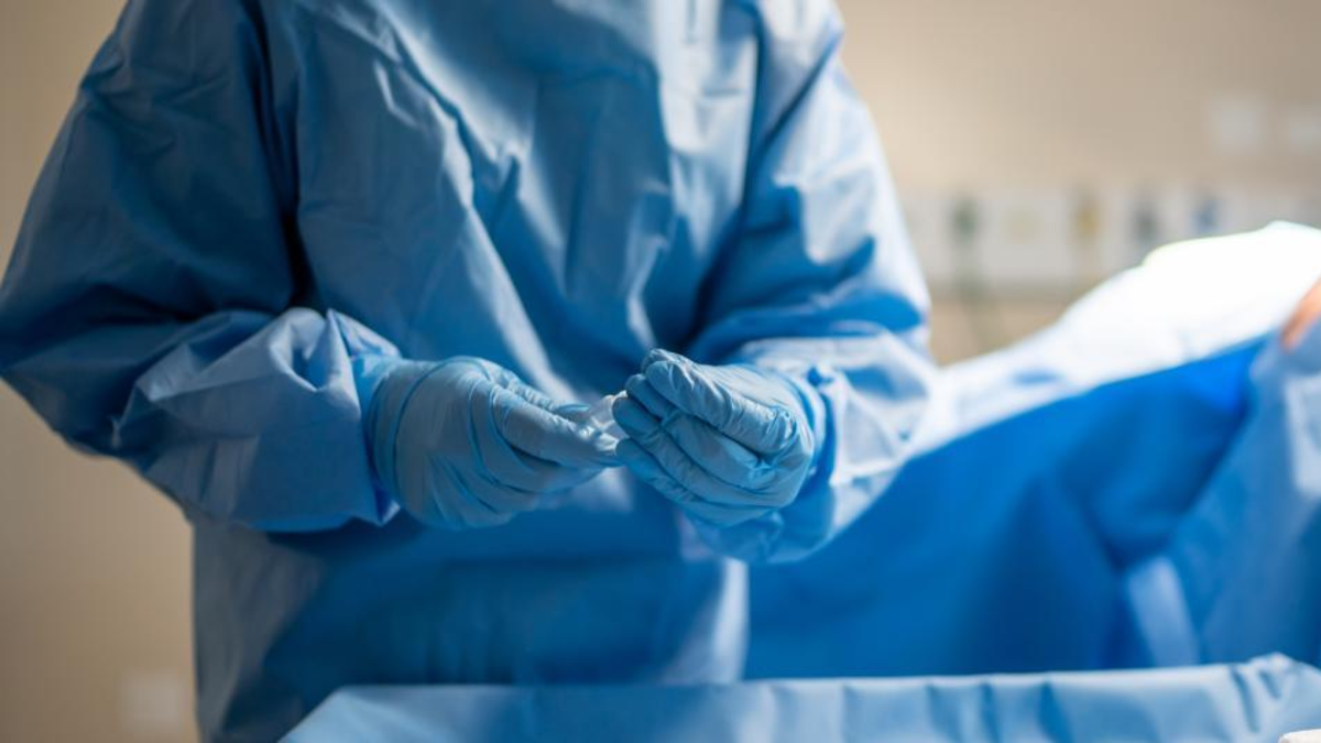 Medellín: a la cárcel, médico que dejó morir desangrada a una mujer en un quirófano improvisado tras una cirugía clandestina para extraer droga