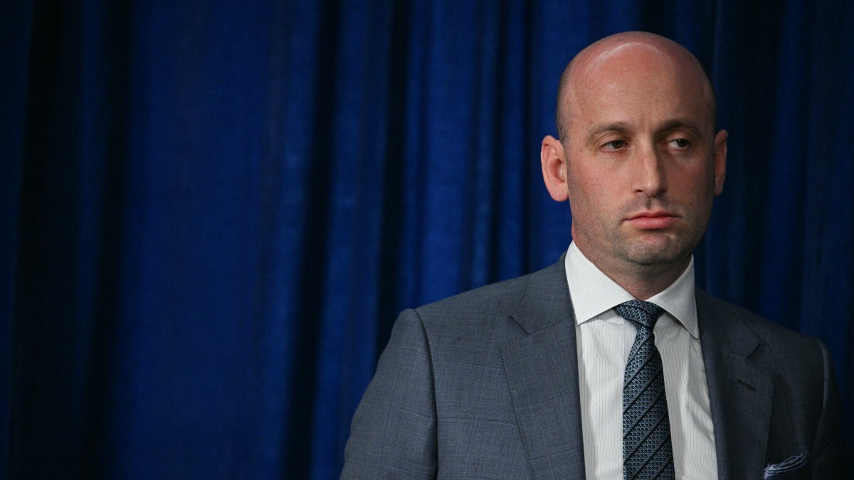 Stephen Miller, el hombre de confianza de Trump que quiere anexar Groenlandia y estará a cargo de la transición en Venezuela