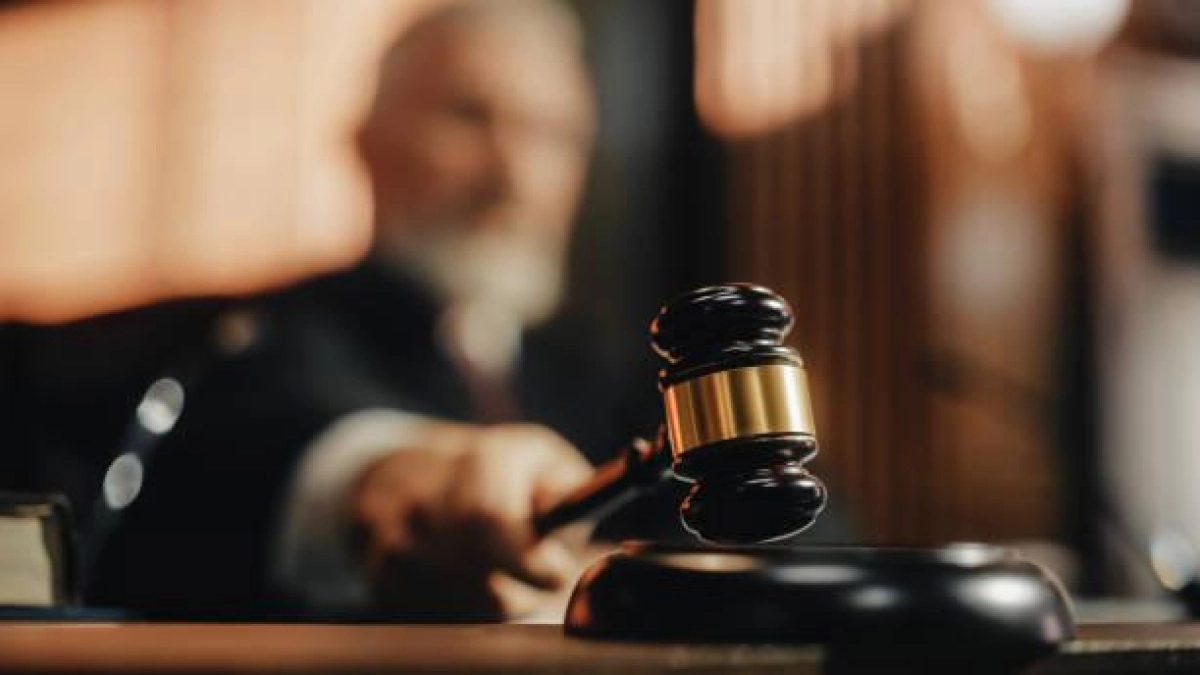 Hombre de 60 años aceptó haber drogado y abusado sexualmente de su esposa durante 20 años; otros 12 hombres también enfrentarían cargos en Inglaterra