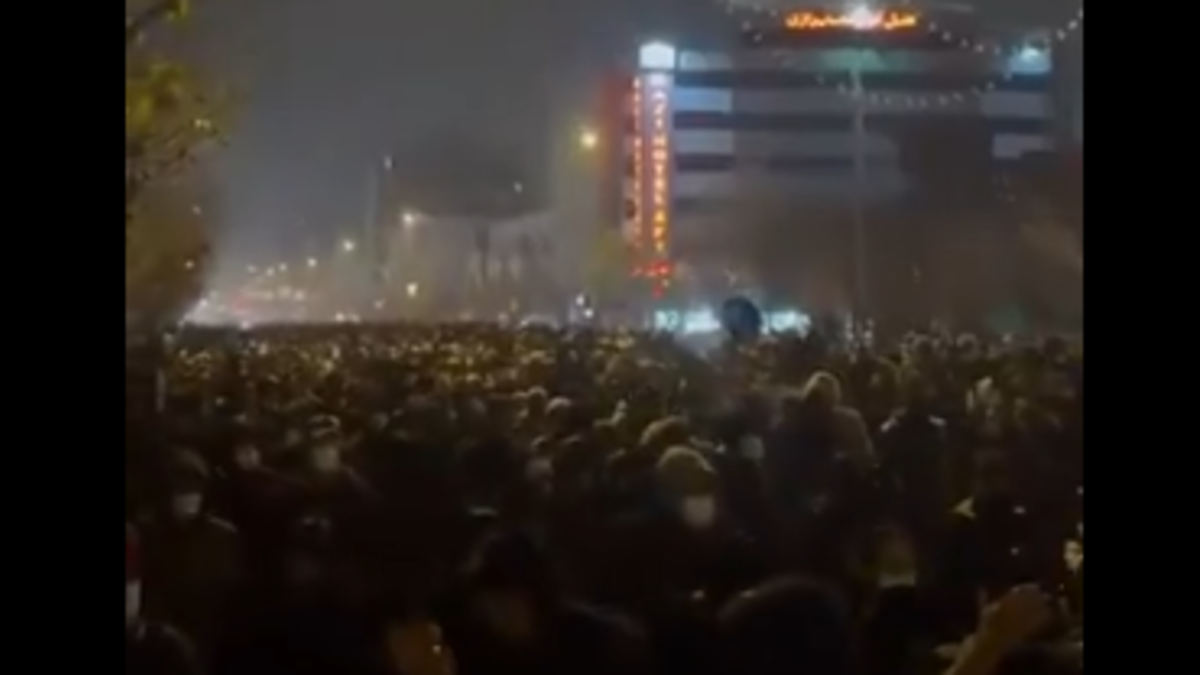 Aumenta la presión internacional sobre Irán por la represión, mientras régimen responde con 'enormes' marchas