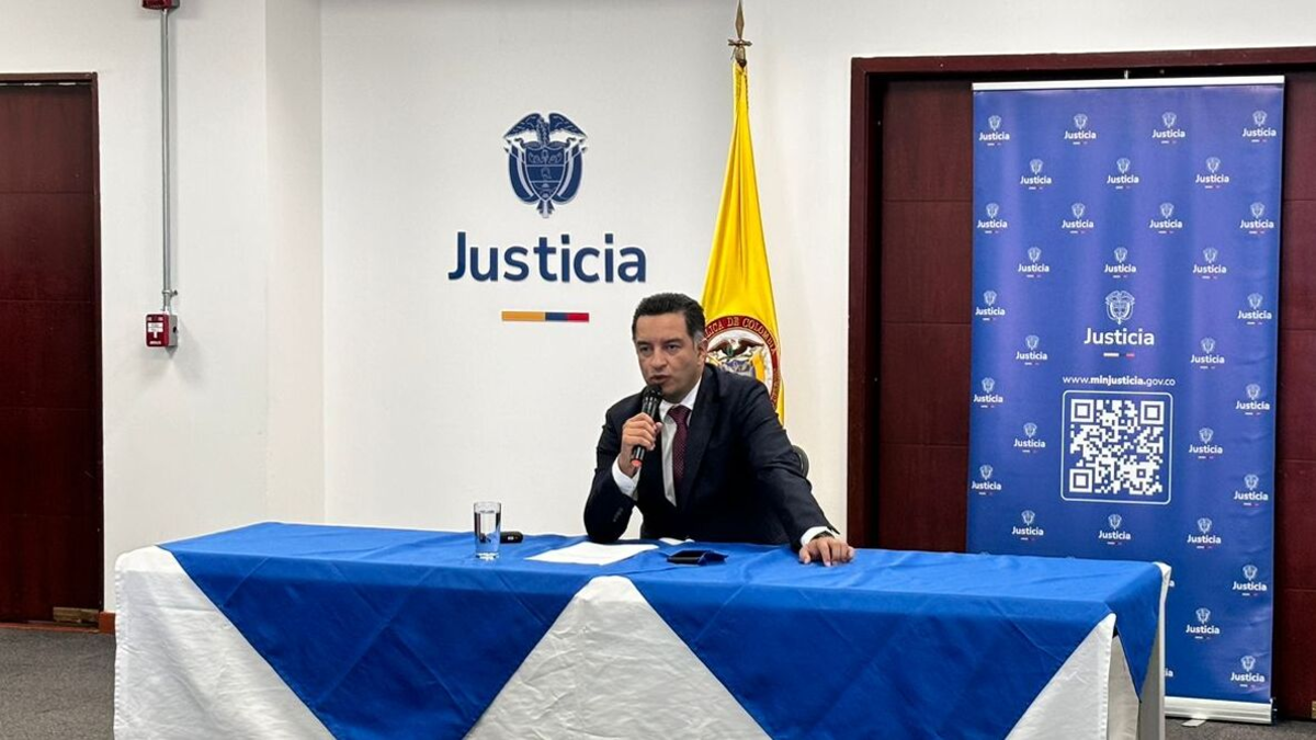 Mindefensa responde a acusación de espionaje a Minjusticia y ordena revisión a cúpula militar y policial