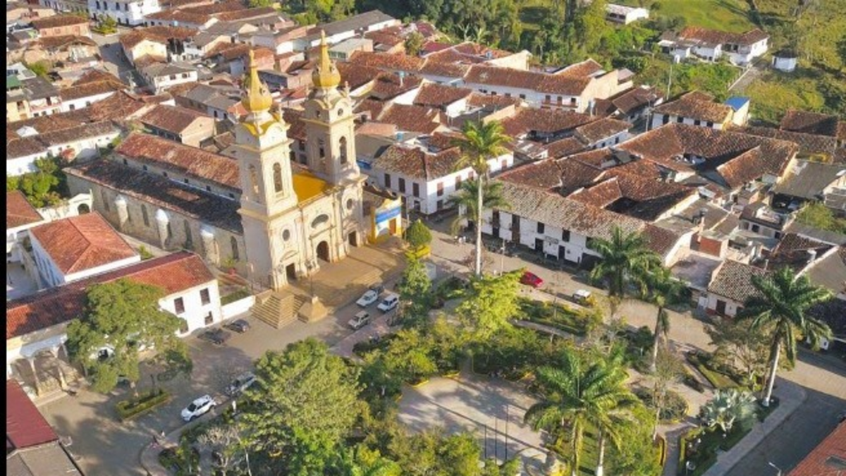 Seis miembros de una misma familia quedaron atrapados tras ser sorprendidos por una creciente súbita en Suaita, Santander: así fue el rescate