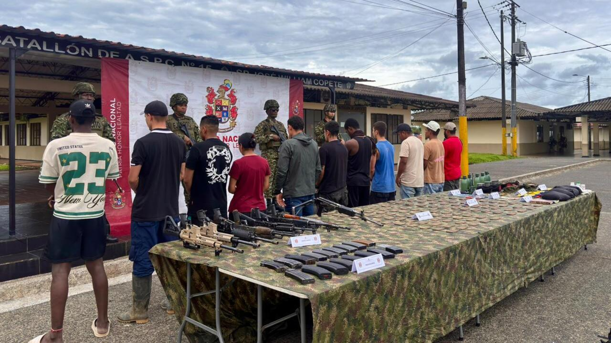 Armas, munición y material de comunicaciones, el arsenal que entregaron sometidos de la Comisión 34, de las disidencias de ‘Calarcá’ en Chocó