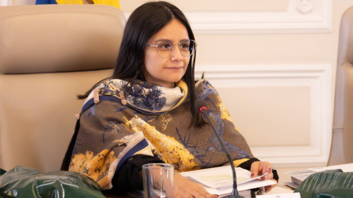 El fuego amigo que termina sacando a Angie Rodríguez del Dapre, pero no del Gobierno: se quedará en el Fondo de Adaptación