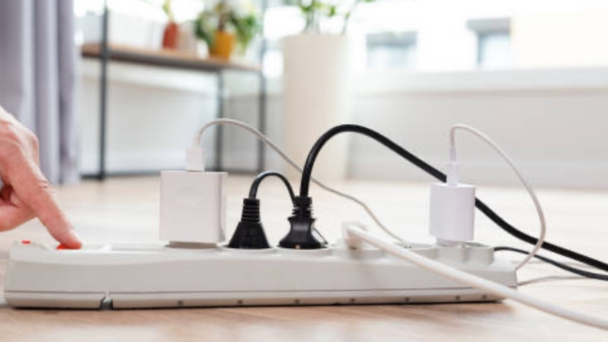 ¿Por qué dejar el cargador enchufado es un riesgo? Los modelos antiguos podrían consumir hasta cinco veces más energía