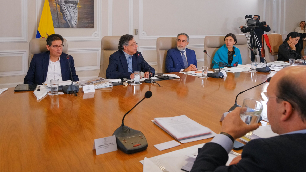 Gustavo Petro busca esquivar el fuego amigo y analiza cambios en su gabinete para concentrarse en el cierre de su mandato