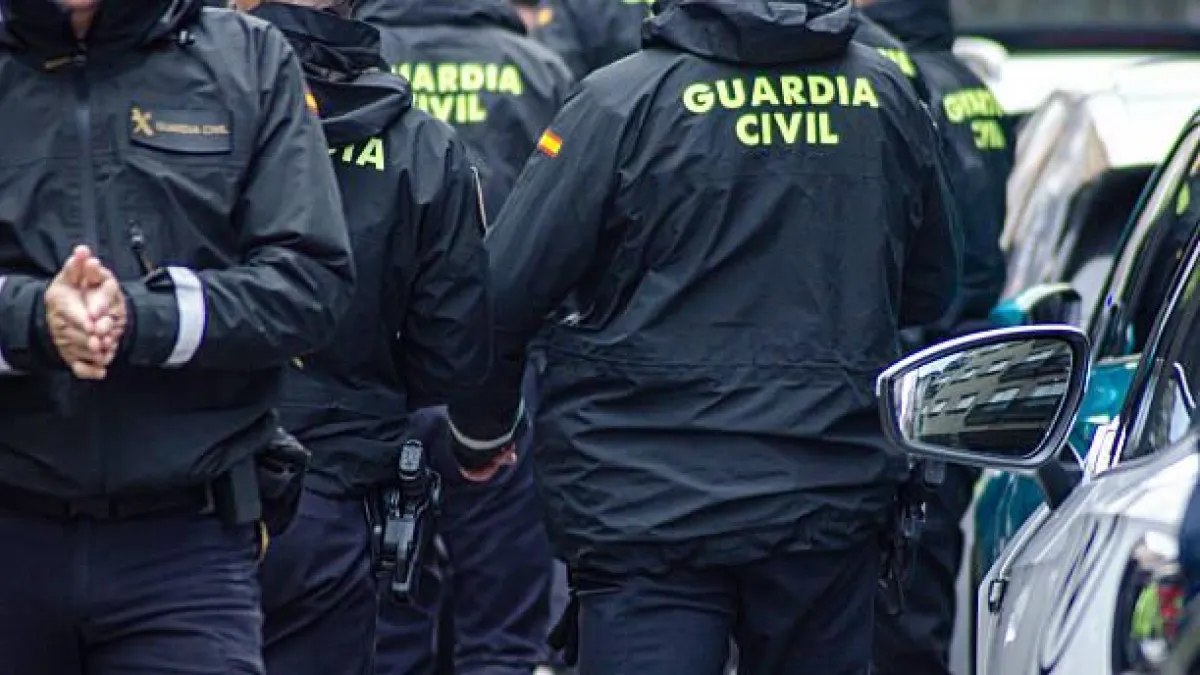 La Guardia Civil española acude a la sede del Partido Socialista (PSOE) en Madrid para investigar presuntos pagos ilegales