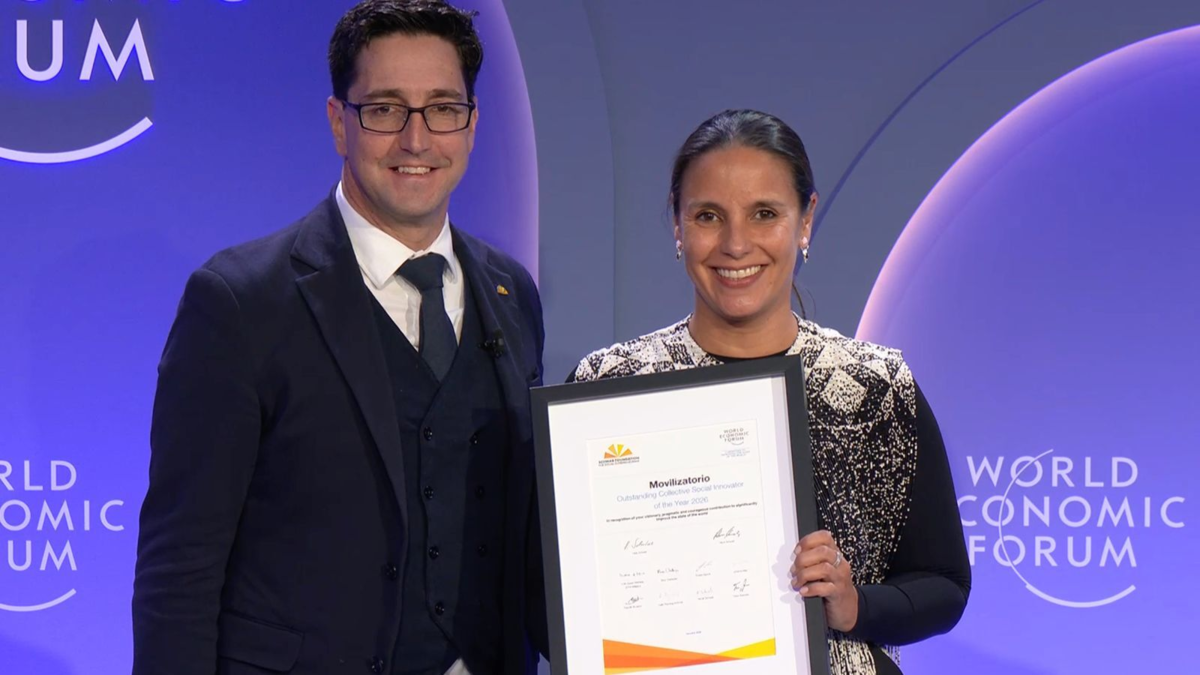 La oenegé colombiana Movilizatorio recibe en Davos el premio más importante del mundo en innovación social colectiva