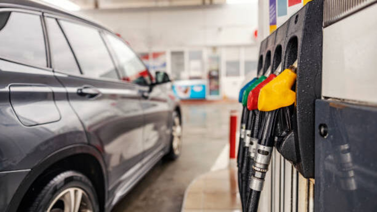 ¿Debió subir más? Los riesgos para la economía de aumentar solo $ 375 el precio de la gasolina para abril