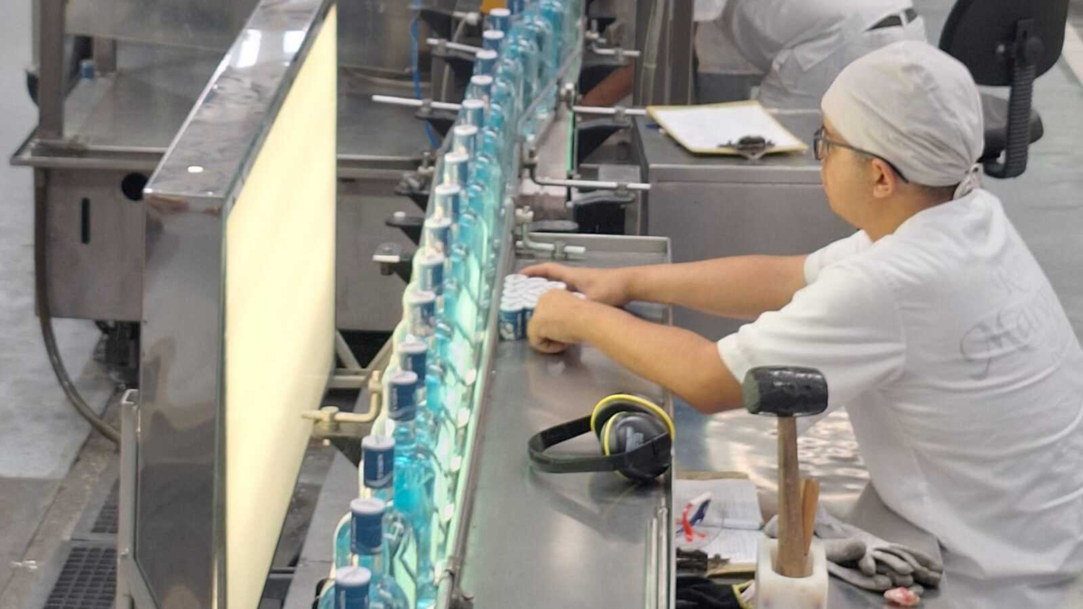 ¿En cuánto quedaría la botella de aguardiente en el Valle del Cauca tras el nuevo decreto del Gobierno Nacional que incrementa el impuesto al consumo?