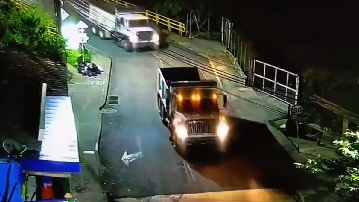 Dos volquetas robadas en Envigado, Antioquia, fueron recuperadas por la Policía en Medellín: ¿terrorismo o venta de partes?