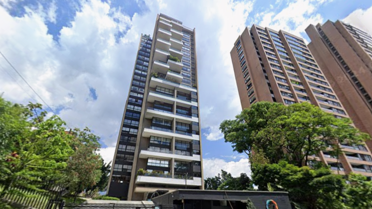 Autoridades investigan la muerte de un extranjero en Medellín tras caer del décimo piso de un edificio residencial en exclusivo barrio de El Poblado