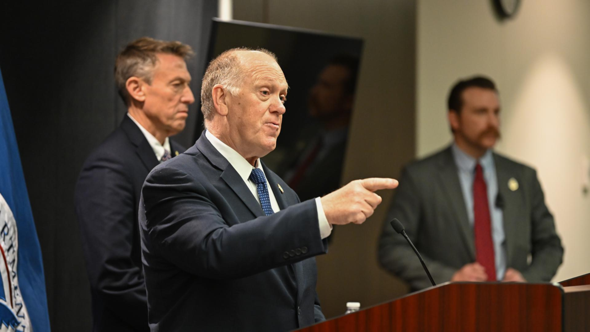 Zar de la frontera de Donald Trump insiste que 'no renunciarán' a operativos migratorios del ICE, pero reconoce que se pueden hacer 'ciertas mejoras'