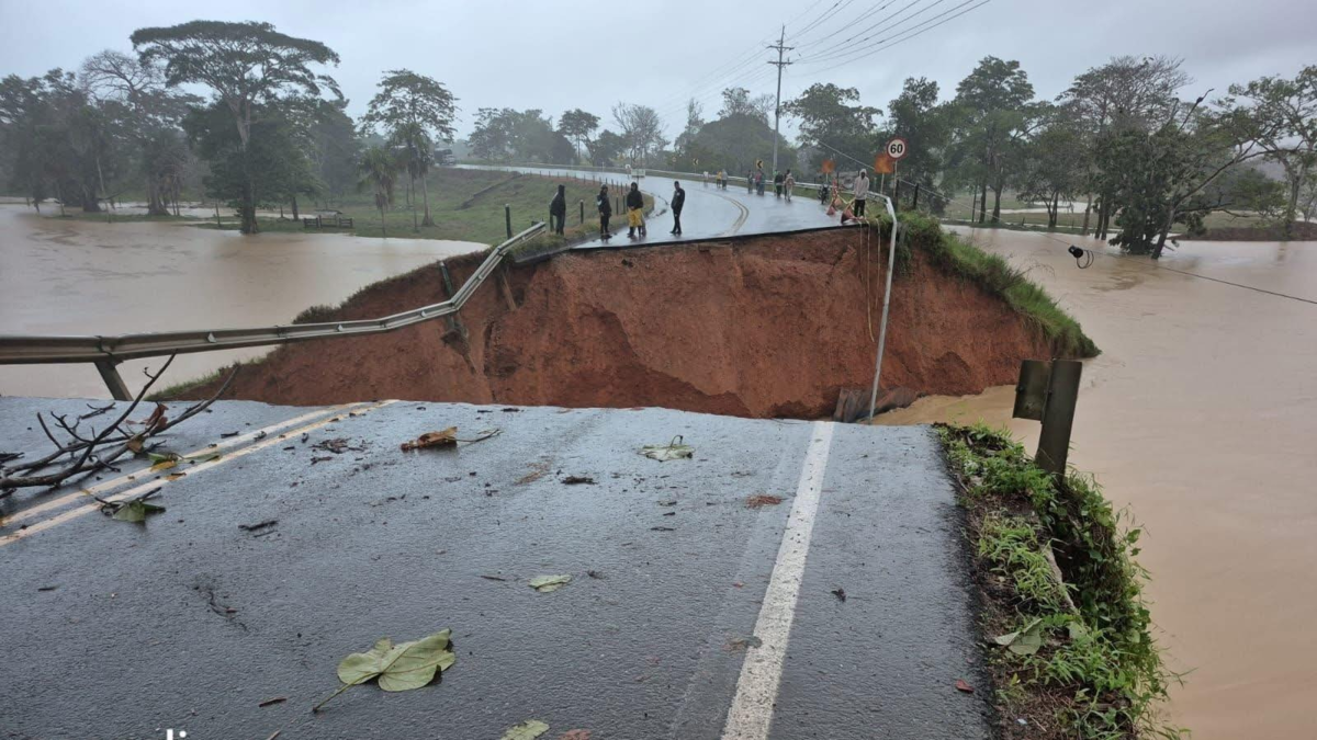 Colapsó el puente que comunica a Urabá y Montería: tramo nacional del puente Mulatos en Necoclí cayó al río por las fuertes lluvias