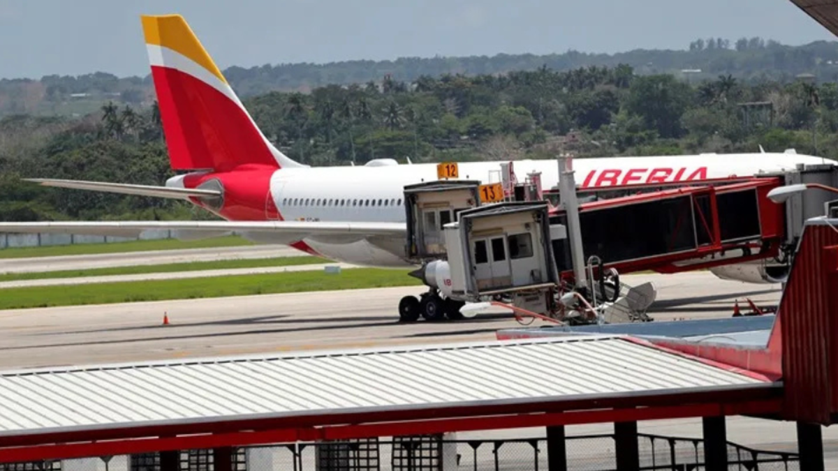 Claudia Sheinbaum abre la puerta a que aviones recarguen combustible en México para facilitar el envío de ayuda humanitaria a Cuba