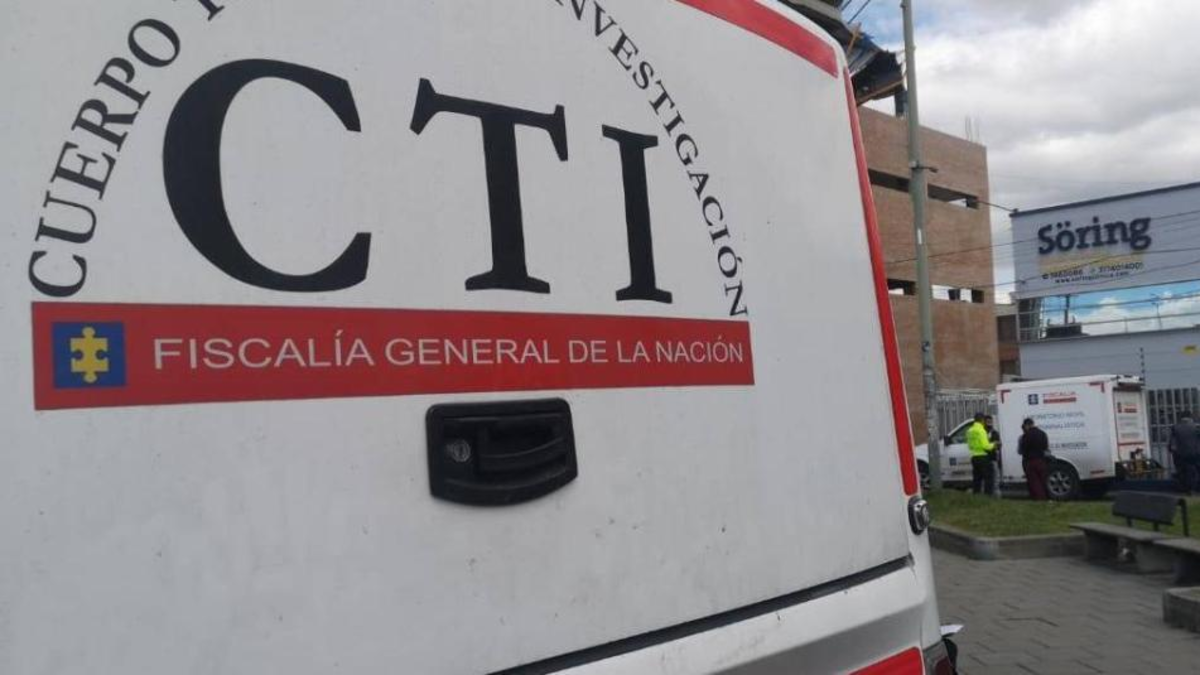 Macabro hallazgo de un cuerpo sin vida envuelto en bolsas en Medellín: habitante del sector alertó sobre un objeto sospechoso en un parqueadero