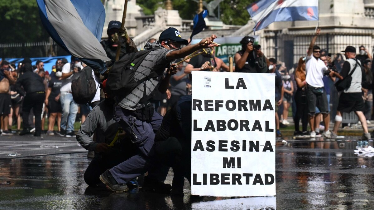 Graves disturbios frente al Congreso argentino durante el debate de la reforma laboral impulsada por el gobierno de Javier Milei