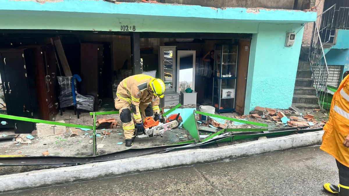 'El agua se entró a la casa y perdimos la ropa de la niña y los muebles': los estragos por crecientes de quebradas en Medellín, Bello y Copacabana