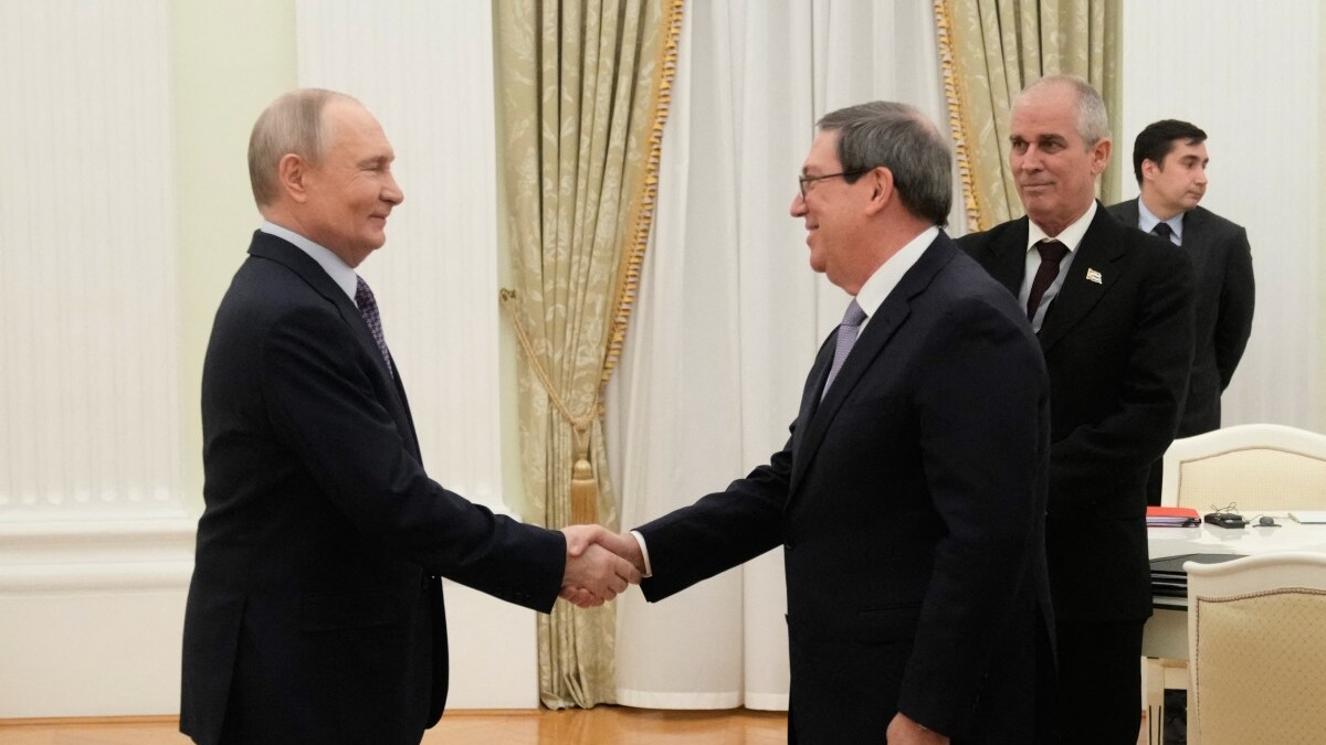 Putin ratifica su apoyo a Cuba frente a las sanciones de EE. UU., pero no confirma el envío de combustible tras su reunión con el canciller cubano