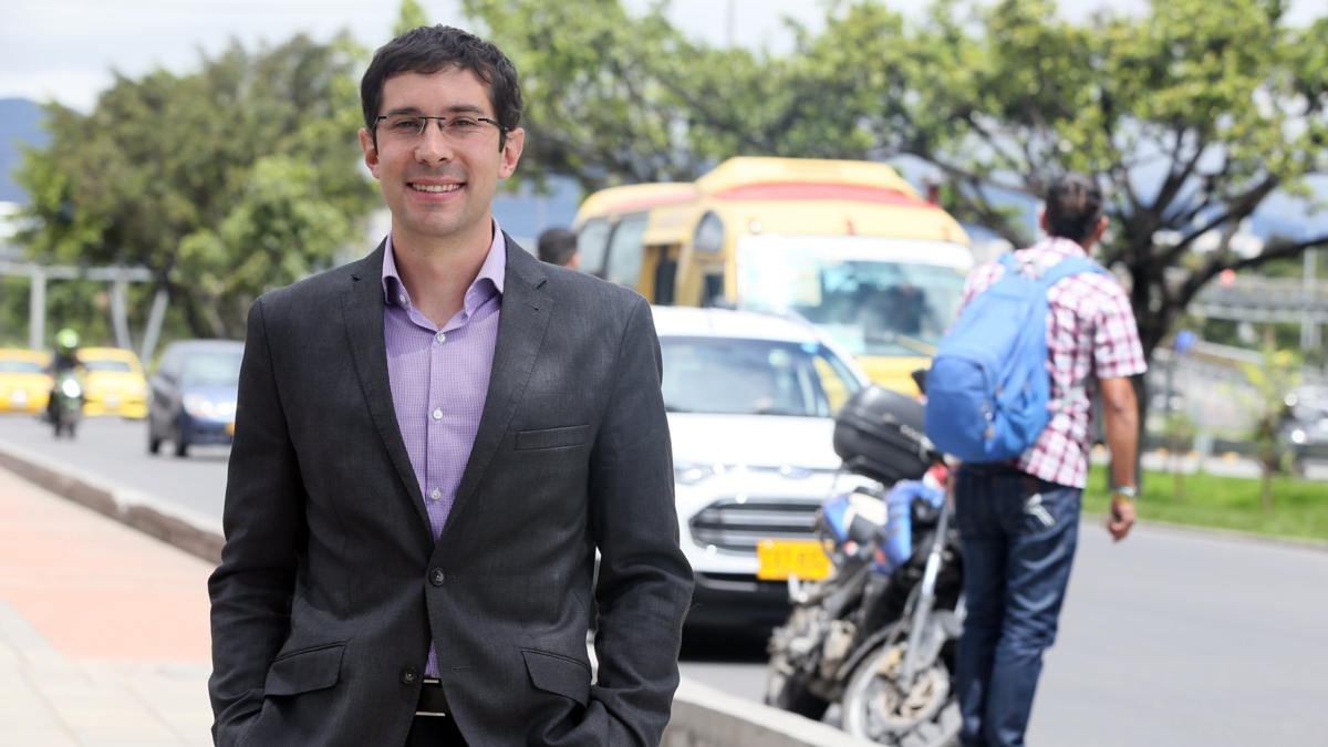 ‘Teníamos que mejorar lo que había, en lugar de acabar con todo’: médico Andrés Vecino, en entrevista con María Isabel Rueda