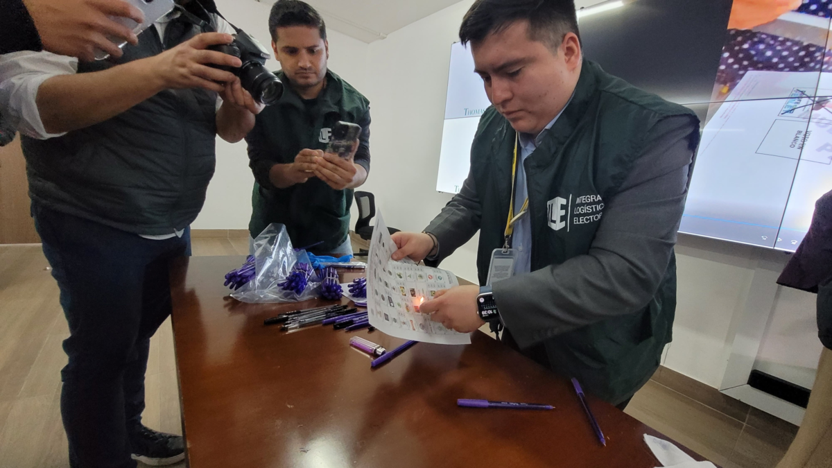 Registraduría probó bolígrafos para elecciones: tinta permaneció intacta tras aplicar agua, alcohol, borrador y fuego con encendedor