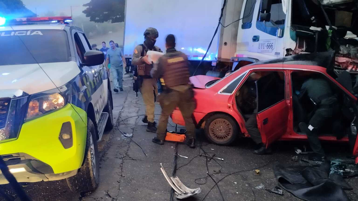 ¿Cómo un carro particular y un camión terminaron incrustados en una casa y un local en Cauca?: lo que se sabe del accidente en la vía Panamericana